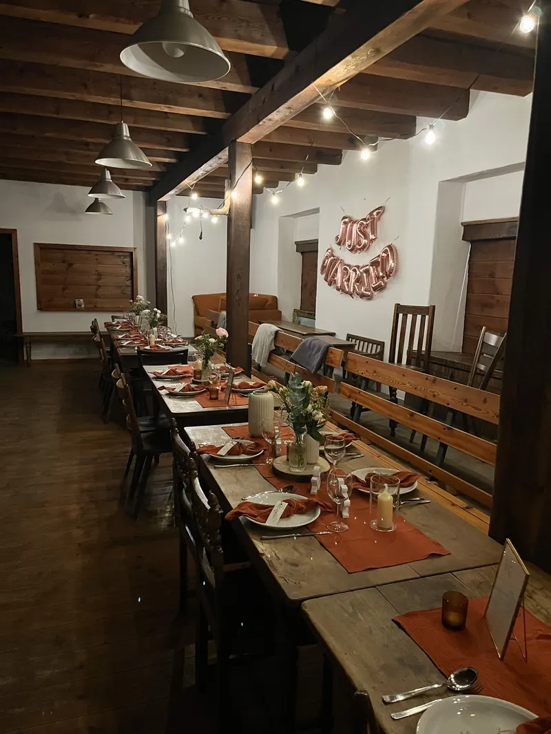Blick in die Stallstube mit Tischreihen