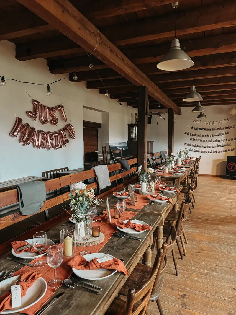 Lange Hochzeitstafel in der Stallstube