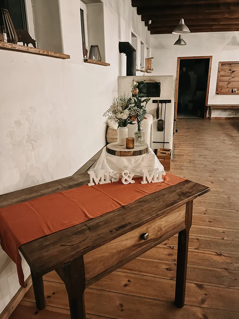Dekoriertes Sideboard mit Torte in der Stallstube