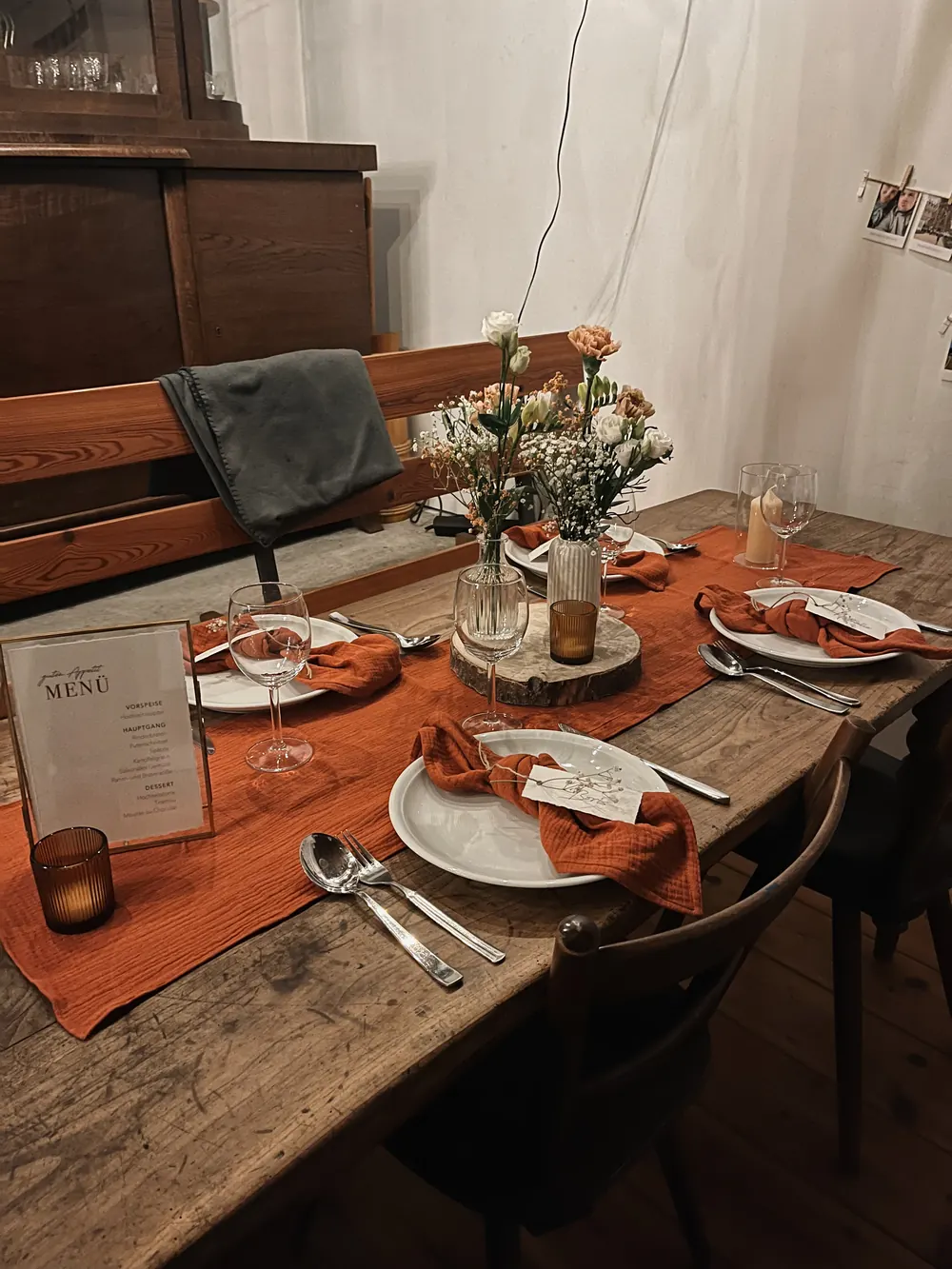 Gedeckter Tisch in der Stallstube