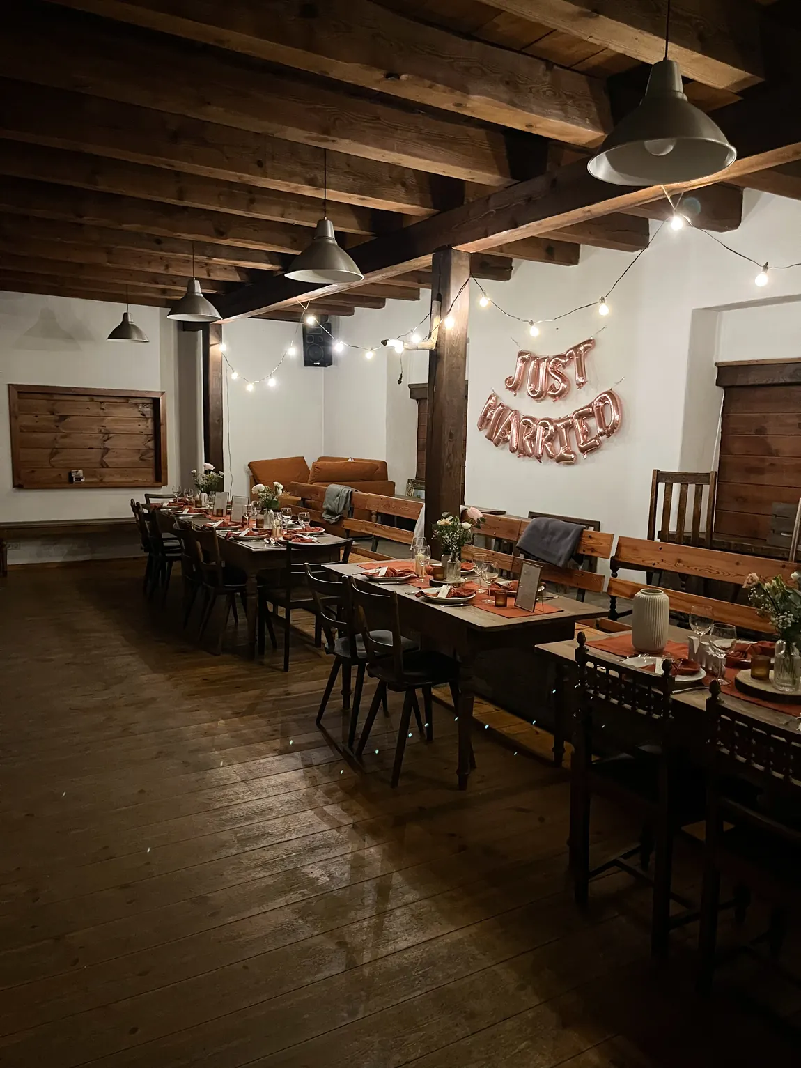 Die Stallstube am Abend mit Lichterketten über den Tischen