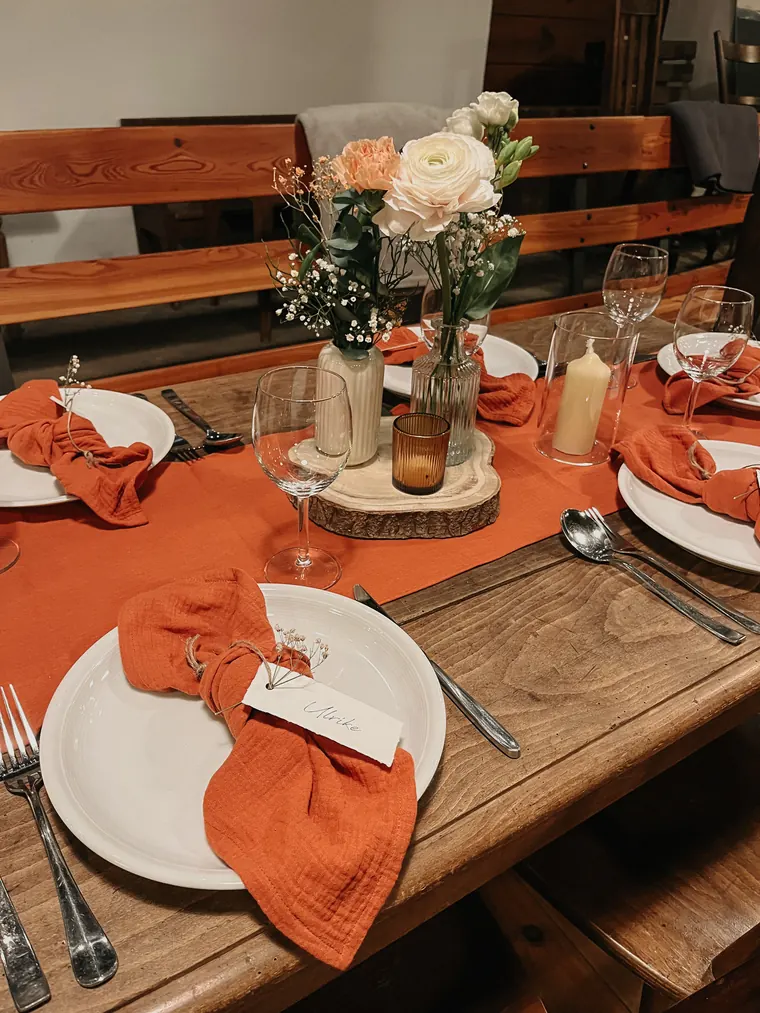 Tischdekoration mit Kerzen und Blumen
